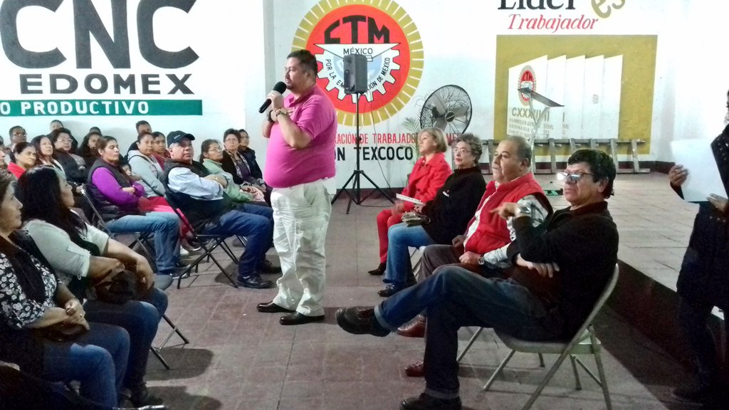 ComitePriTex's tweet photo. Reunión semanal del @ComitePriTex, y entrega de reconocimientos a nuestros militantes. Seguimos fortaleciendo el #PRITexcoco. https://t.co/e2KNQjoEDu