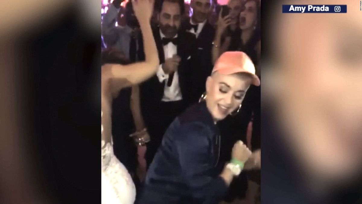 CNNEE's tweet photo. Katy Perry la arma al caer de sorpresa en una boda y bailar con la novia https://t.co/72GG7WOCoo https://t.co/6Sg6rf7C7p