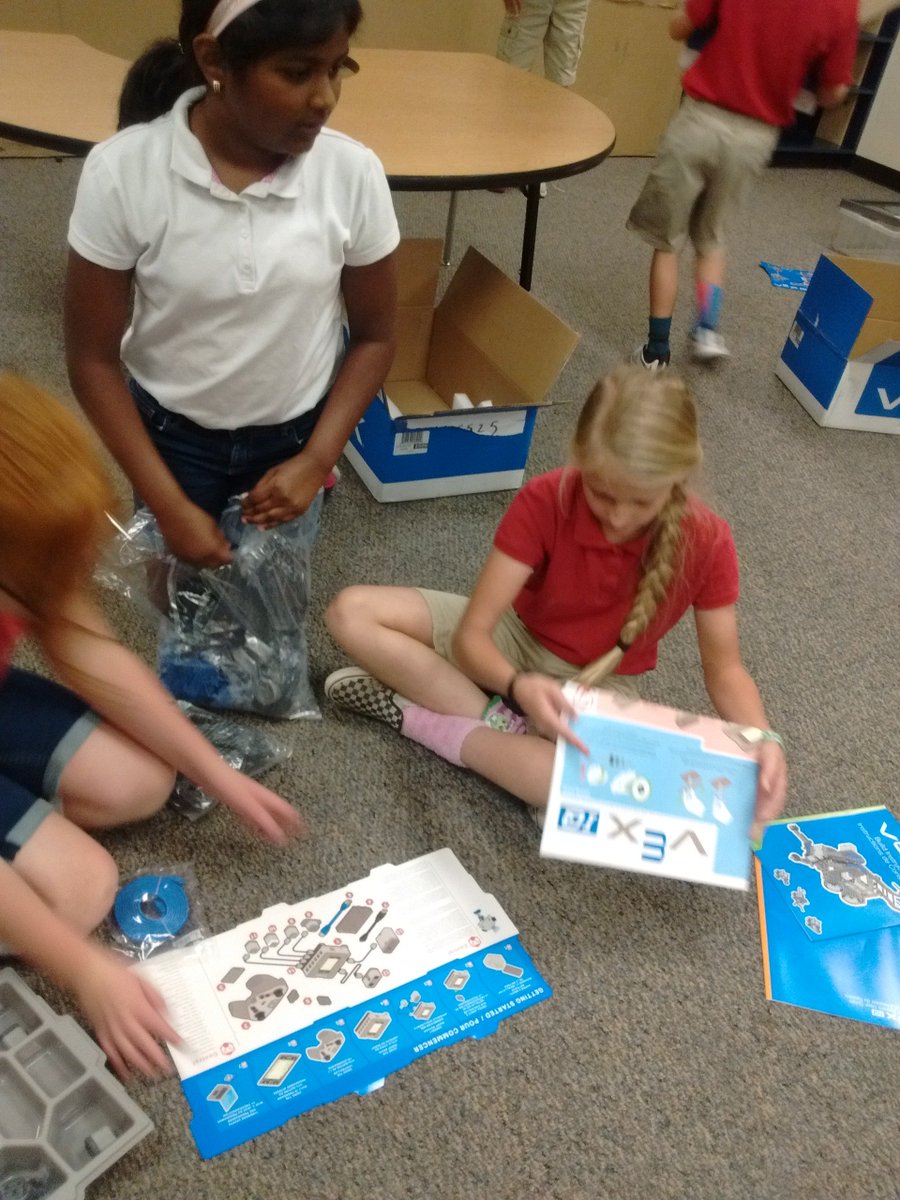 CTAFreedom's tweet photo. Lego robotics club in action! @CTAFreedom #newrobots #steamlearning @ChandlerUnified #CUSDstory https://t.co/qkun8qj1Pg