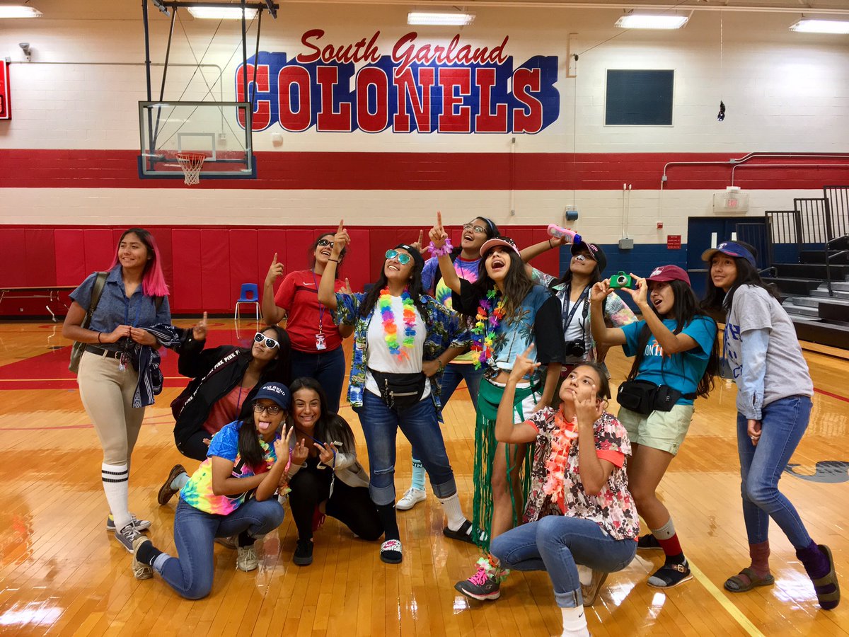 sghsgirlssoccer's tweet photo. Tacky/Tourist Tuesday!😜😎 #Homecoming2017 #hocoweek17 #sghshoco2017 https://t.co/Hwj9O25hJQ