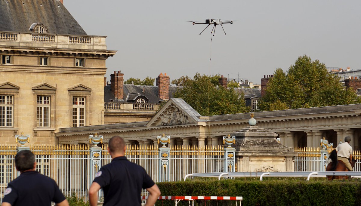 La Tour Eiffel sous très haute surveillance. Une mission de plus de deux heures assurée par <a href="/ByDroneSecurity/">By-DroneSecurity</a> et les drones <a href="/AERACCESS/">AERBORNE</a>
