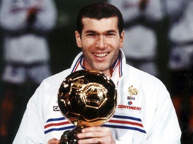 ActuFoot_'s tweet photo. Zinedine Zidane est devenu le premier homme a remporter le prix #TheBest de meilleur entraîneur après avoir remporté le Ballon d’Or. https://t.co/LnqzO3apbg