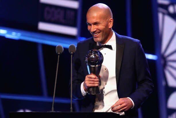 ActuFoot_'s tweet photo. Zinedine Zidane est devenu le premier homme a remporter le prix #TheBest de meilleur entraîneur après avoir remporté le Ballon d’Or. https://t.co/LnqzO3apbg