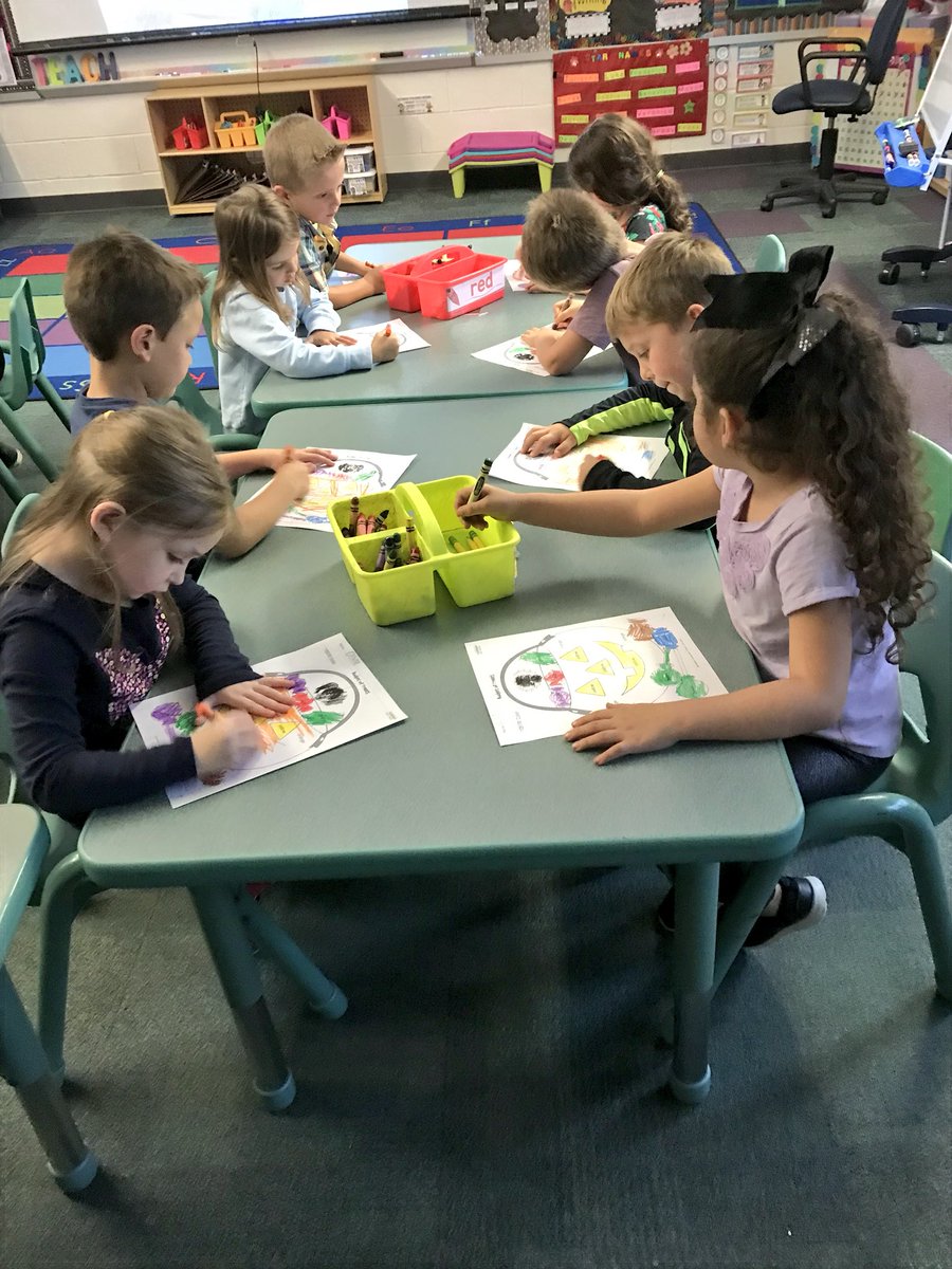 MsScarnati's tweet image. We can find and COLOR our COLOR words! #ColorIdentification #ReadingColors #HalloweenShapes @CatenaColts 🎃🖍