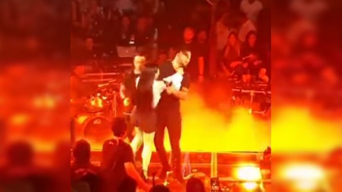 Poder975's tweet photo. Mira como MALUMA rechaza a fan en pleno concierto en #Mexico
#farandula #noticias #maluma #yotengopoder haz click >https://t.co/oteYQmXnTZ https://t.co/L59gFf3BDz