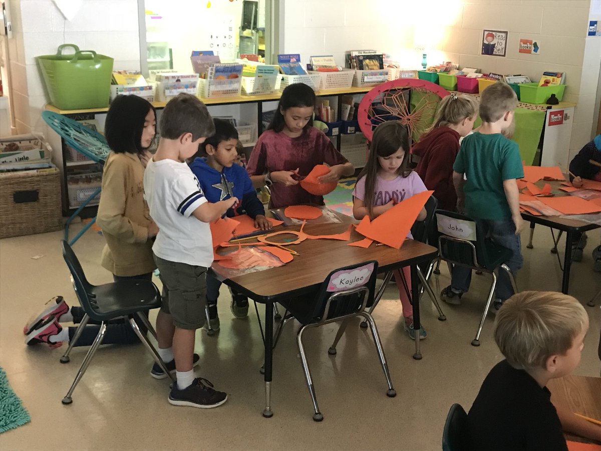 whitlow316's tweet photo. Practicing tracing and cutting skills with our #lilbuddies. @MEShopebuillder we love helping our #bookbuddies. #180midway https://t.co/EnaLNr9wRs