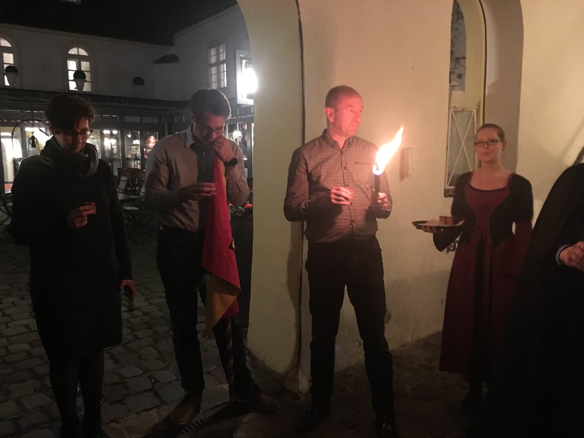 ArnoCook's tweet photo. Ritteressen im Schloss Neufahrn, tolles Firmenevent #msgsystems #msgdavid https://t.co/4vDq2scSeK
