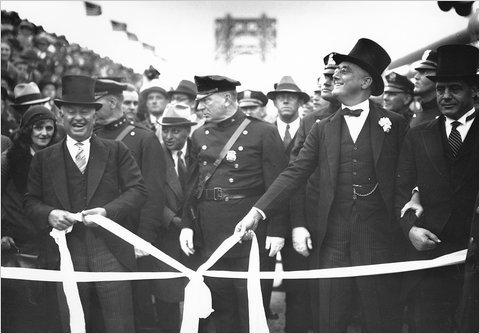 #OTD 1931: NY governor #FranklinRoosevelt at the dedication of the #GeorgeWashingtonBridge in NYC. time.com/4048998/photos… #NYHistory #GWB