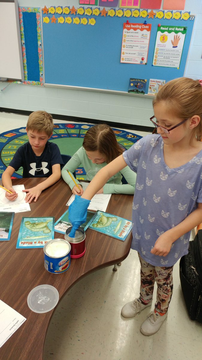 JonniNewcomb's tweet photo. 2nd graders experiment with crisco to see how the blubber we read about insulates ocean mammals from the icy water.  @BelviewBees https://t.co/ONiIG4M5Jp