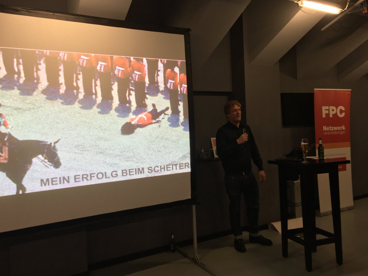 PresseClub_Ffm's tweet photo. Philipp Schild von #funk fällt bei der Media Fail Night aus der Reihe und erzählt uns dabei von seinem bisherigen Scheitern! #fpcnetz https://t.co/TNCbArsvGa