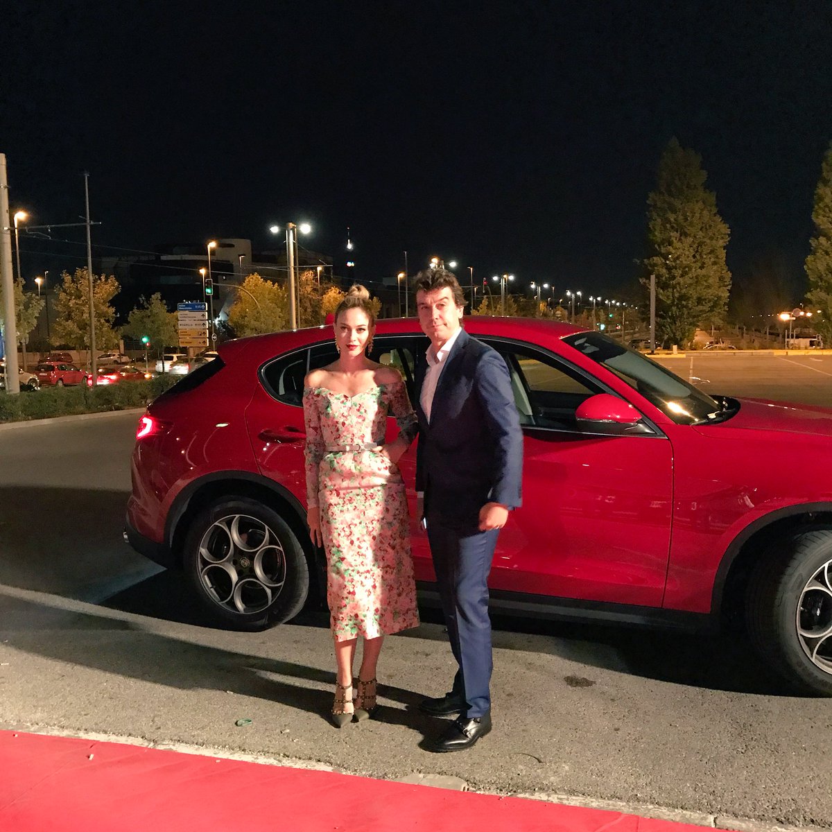 AlfaRomeo_es's tweet photo. Los primeros invitados llegan a la alfombra roja de los @PremiosIris #PremiosIRIS https://t.co/yns1oc91vy