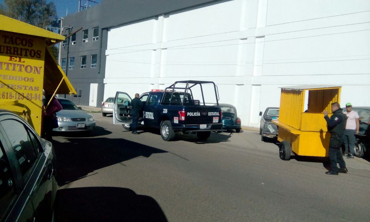 ivanramirezdgo's tweet photo. ¿Que poderoso regidor logra que hasta la @sspdgo llegue pidiendo el retiro de vehículos para abrirle espacio a este puesto?...@CabildoDgo https://t.co/u5HYhVfGrJ