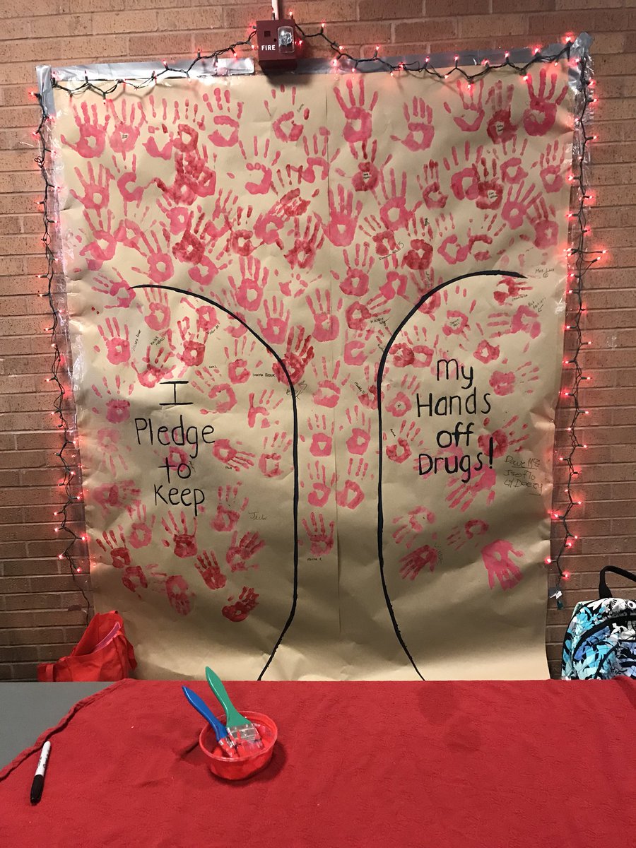 MTS_SADD's tweet photo. Sheehan students made the pledge to keep their hands off drugs today @MTSheehanHS https://t.co/V2FyABmy9V