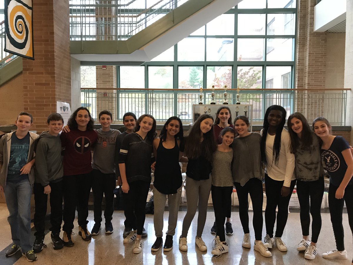 Ftn8SS's tweet photo. #FTN8 volunteers offered to spend recess sorting/packing supplies for Puerto Rico with Sr. Jackson's 6th grade. THANK YOU #scarsdaleMSpride https://t.co/XnkromyazN