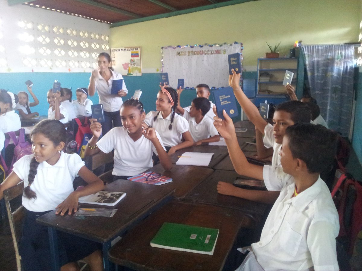 Elvis_J_M's tweet photo. Entrega de Nuevos Testamentos al colectivo de la U.E. Yaguaraparo Municipio Cajigal, por los lideres del Ministerio Gedeones Internacional https://t.co/oGX57Buq6b
