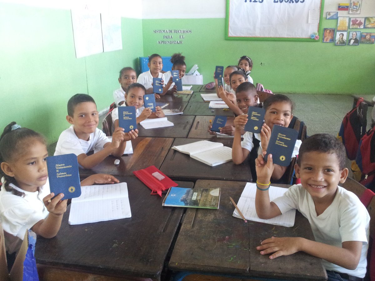 Elvis_J_M's tweet photo. Entrega de Nuevos Testamentos al colectivo de la U.E. Yaguaraparo Municipio Cajigal, por los lideres del Ministerio Gedeones Internacional https://t.co/oGX57Buq6b