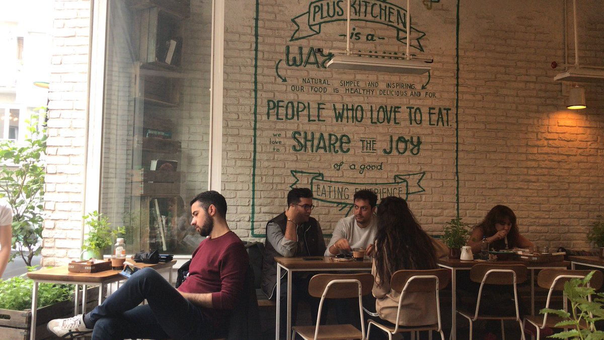 zinedecni's tweet photo. Şu sol tarafta oturan çocuğu takdir ettim. gözünü #Altyazı dergisinden ayırmadı, telefonuna bakmadı, efendice okudu, gitti 👍 #PlusKitchen https://t.co/U9S3TJn8BK