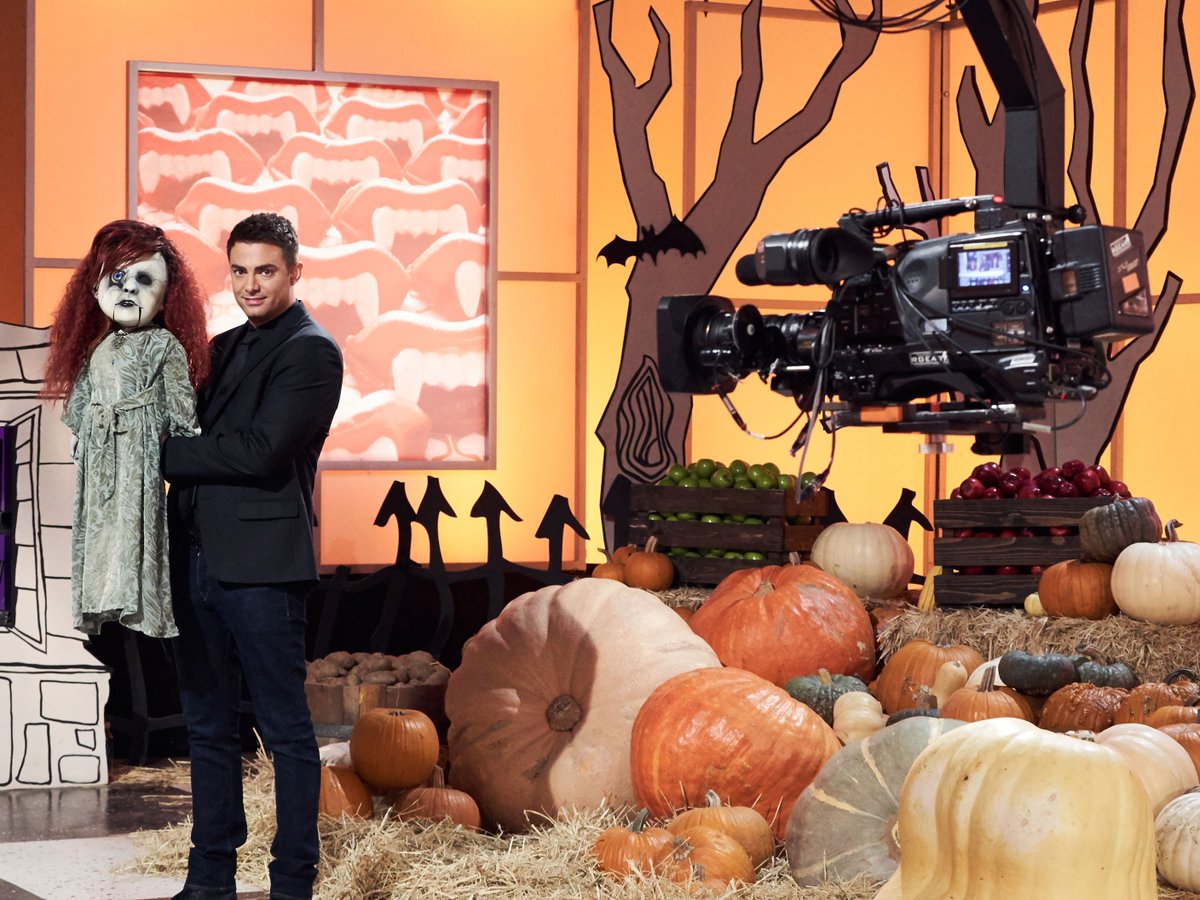 FoodNetwork's tweet image. Behind the scenes with @JonathanBennett! #HalloweenWars