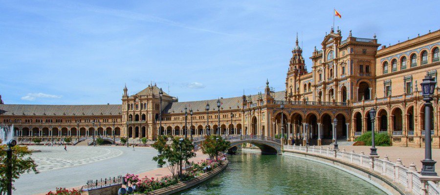A3Noticias's tweet photo. Sevilla, la mejor ciudad del mundo para visitar en 2018 según una popular guía turística https://t.co/pflAadKqi8 https://t.co/FQzhX3cwZ6