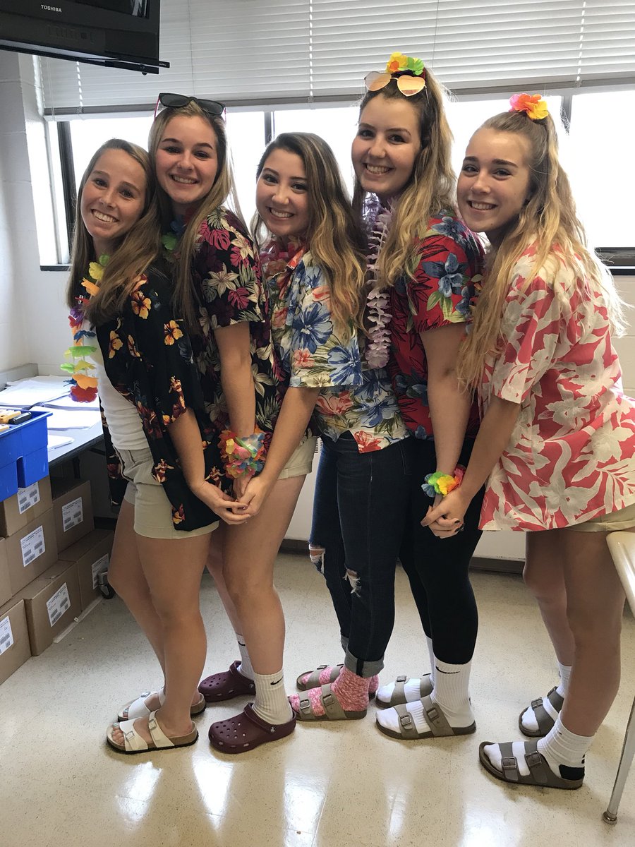 BCRAMMOUNTAIN's tweet photo. Tacky Tourist Tuesday!!! πΊπΊ #bcspiritweek @BCHSprincipal @MrBroderickBCHS @BCramsports1 https://t.co/VCvJJLDLo9