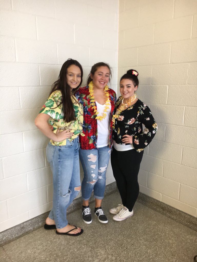 BCRAMMOUNTAIN's tweet photo. Tacky Tourist Tuesday!!! πΊπΊ #bcspiritweek @BCHSprincipal @MrBroderickBCHS @BCramsports1 https://t.co/VCvJJLDLo9