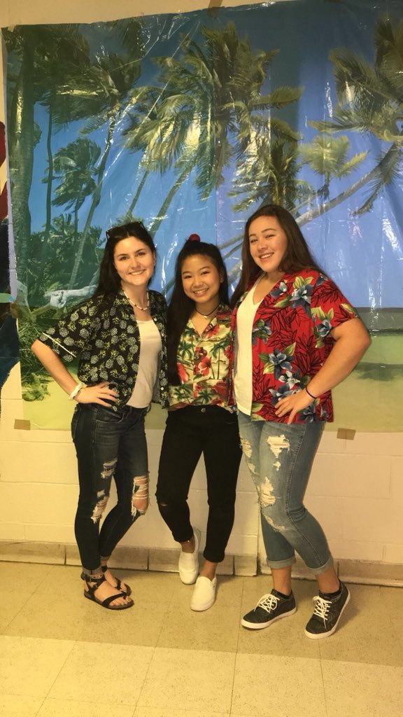 BCRAMMOUNTAIN's tweet photo. Tacky Tourist Tuesday!! πΊπΊ #bcspiritweek @BCHSprincipal @MrBroderickBCHS BCramsports1 https://t.co/2jT9WDGJng