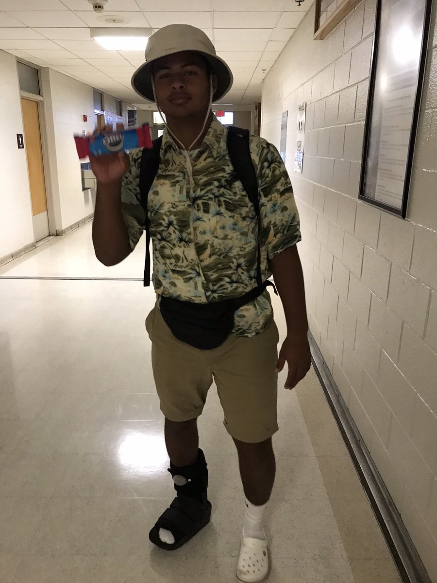 BCRAMMOUNTAIN's tweet photo. Tacky Tourist Tuesday!! πΊπΊ #bcspiritweek @BCHSprincipal @MrBroderickBCHS BCramsports1 https://t.co/2jT9WDGJng