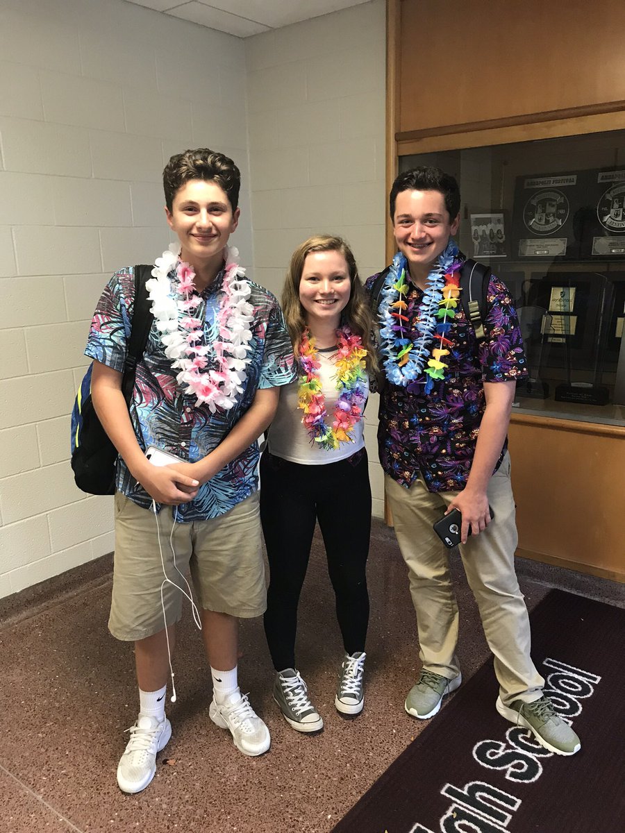 BCRAMMOUNTAIN's tweet photo. Tacky Tourist Tuesday!! πΊπΊ #bcspiritweek @BCHSprincipal @MrBroderickBCHS BCramsports1 https://t.co/2jT9WDGJng