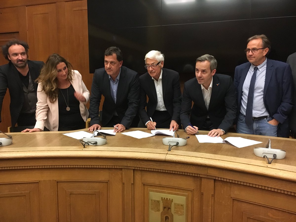 De Koalitiounsvertrag tescht der CSV, de Gréngen an der DP ass an dreschenen Discher. #CSV #DéiGréng #DemokrateschPartei #FirEsch