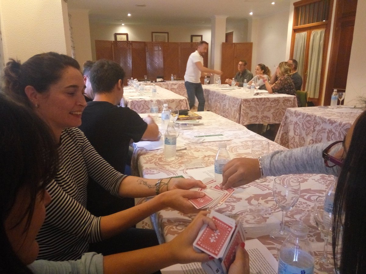 ceparacena's tweet photo. Primera sesión "EDUCANDO CON MAGIA", el #ilusionismo como recurso en el aula con @EmiliojelMago https://t.co/hXXnymd5Wu