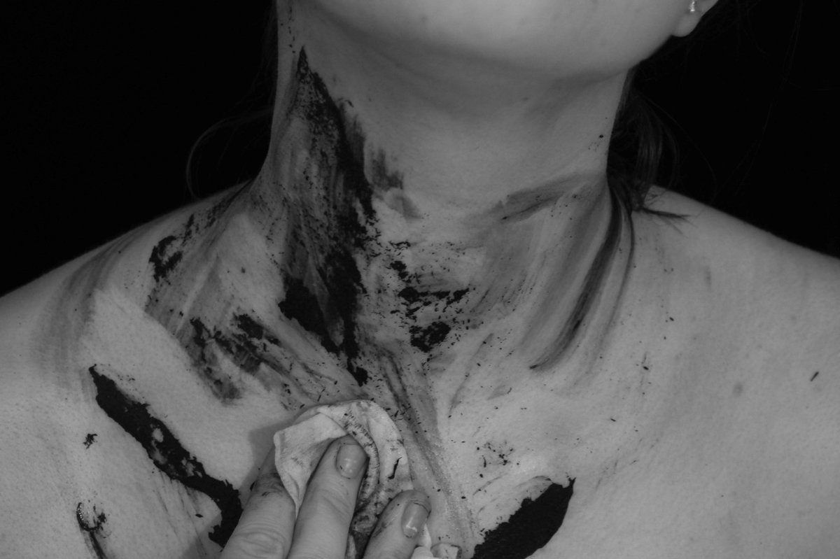 leahharrisart's tweet photo. Insidious// #photoseries #photography #anxiety #selfportrait #takeshold https://t.co/iTgptR1OTx