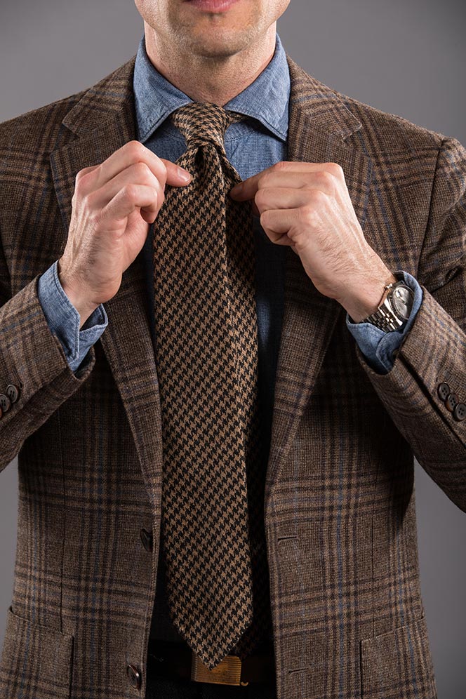 PerfectTux's tweet photo. Learn how to tie a double four in hand knot with this helpful tutorial by @HeSpokeStyle!
#PerfectTux #TieTutorial #Mensfashion #Tuesdaytip https://t.co/WhDkddk6sE