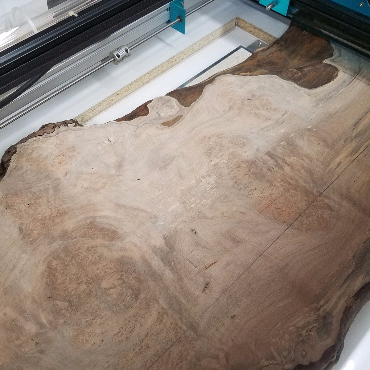 WoodNMirrorGift's tweet photo. Here is the #liveedge slab before and then after, I #laserengraved it!!!!  It looks AmAzINg!!!! https://t.co/0HqZrDOAnH