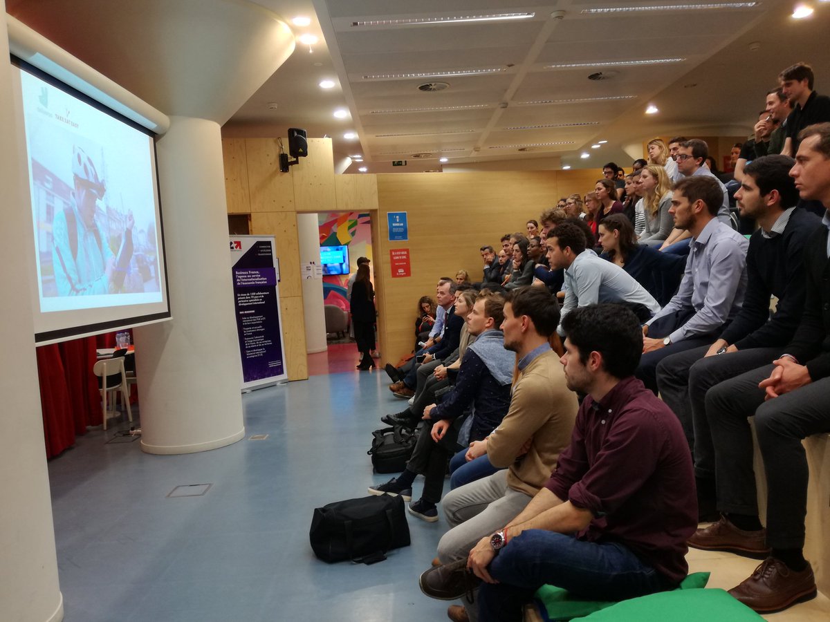 Chris_Trends's tweet photo. Très chouette public ce soir chez @co_station pour la 47ème (!) présentation de #uberizeme pour @BF_VIE à Bruxelles. https://t.co/fuhi0W48CR