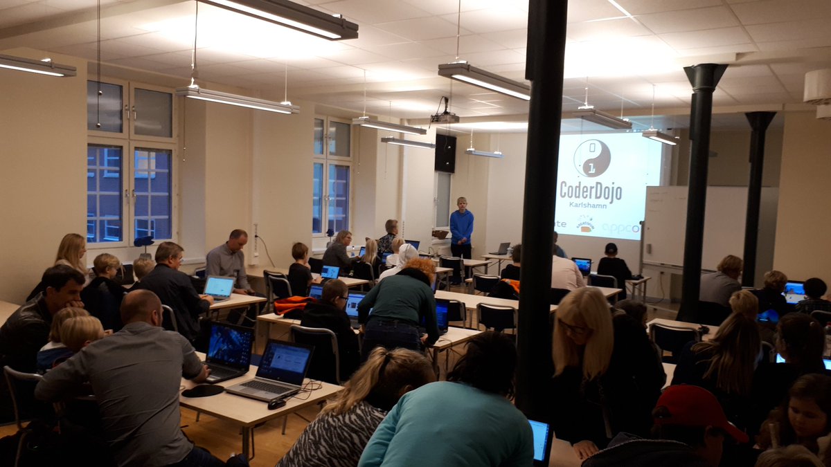 CoderDojoKhmn's tweet image. Grym kodkväll. Drygt 30 barn &amp;amp; ungdomar &amp;amp; ett tiotal vuxna - så coolt! Tack @hertzole som Pythonmentor. #coderdojo #karlshamn #framtid