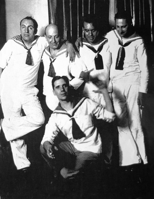 pcmaside's tweet photo. Buenos Aires,1934. #AmadoVillar con #Neruda, #GLorca,#JLarco e #GonzálezTuñón na representación de Norah Lange "45 dias y 30 marineros". https://t.co/FKXa0J5yIN