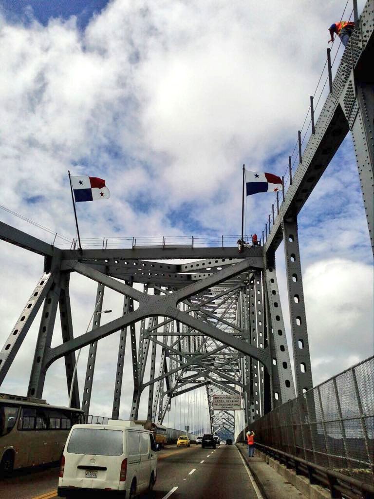 Realizan colocación de banderas en el Puente de las Américas como antesala al mes de la Patria Realizan colocación de banderas en el Puente de las Américas como antesala al mes de la Patria
