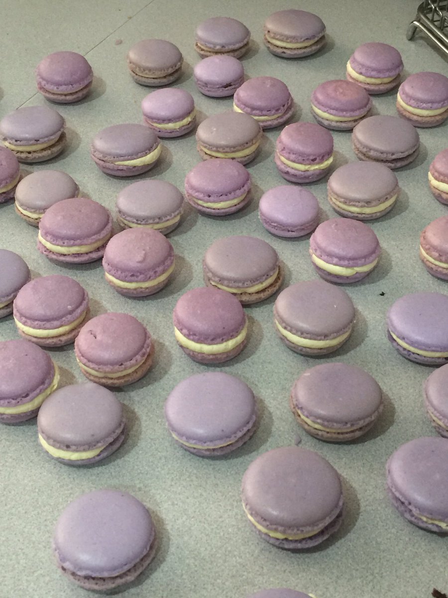 peonycakestudio's tweet photo. La semana pasada horneamos casi 600 delicias chiquititas!
#macarons #galletasdecoradas #alfajores #galletasdevainilla #chefinthekitchen https://t.co/I5qjtNUcT6