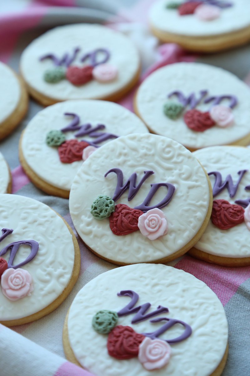 peonycakestudio's tweet photo. La semana pasada horneamos casi 600 delicias chiquititas!
#macarons #galletasdecoradas #alfajores #galletasdevainilla #chefinthekitchen https://t.co/I5qjtNUcT6