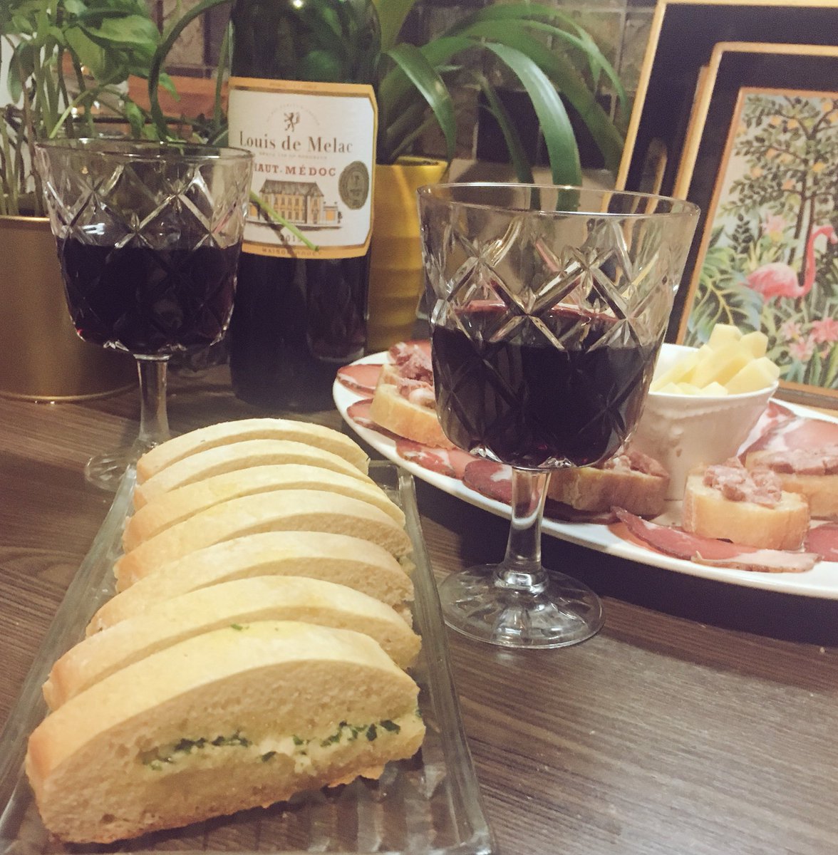 ntwolfmother's tweet photo. #HD1 #lecomptedeMonteChristo ou #Cherie25 #7vies ? Des bougies du vin et un bon film j’opte pour #LcdMC https://t.co/kLvfiVnA7g