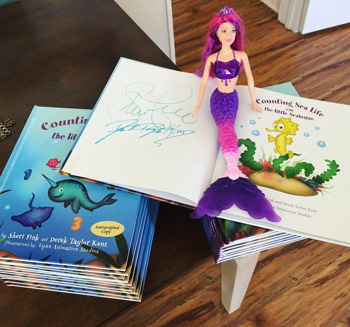 Sheri_Fink's tweet photo. Autographed #CountingSeaLife with the #LittleSeahorse #books by @Sheri_Fink &amp; @DerekTaylorKent are in the @AquariumPacific #giftshop! 💙 #yay https://t.co/senjPjWH85