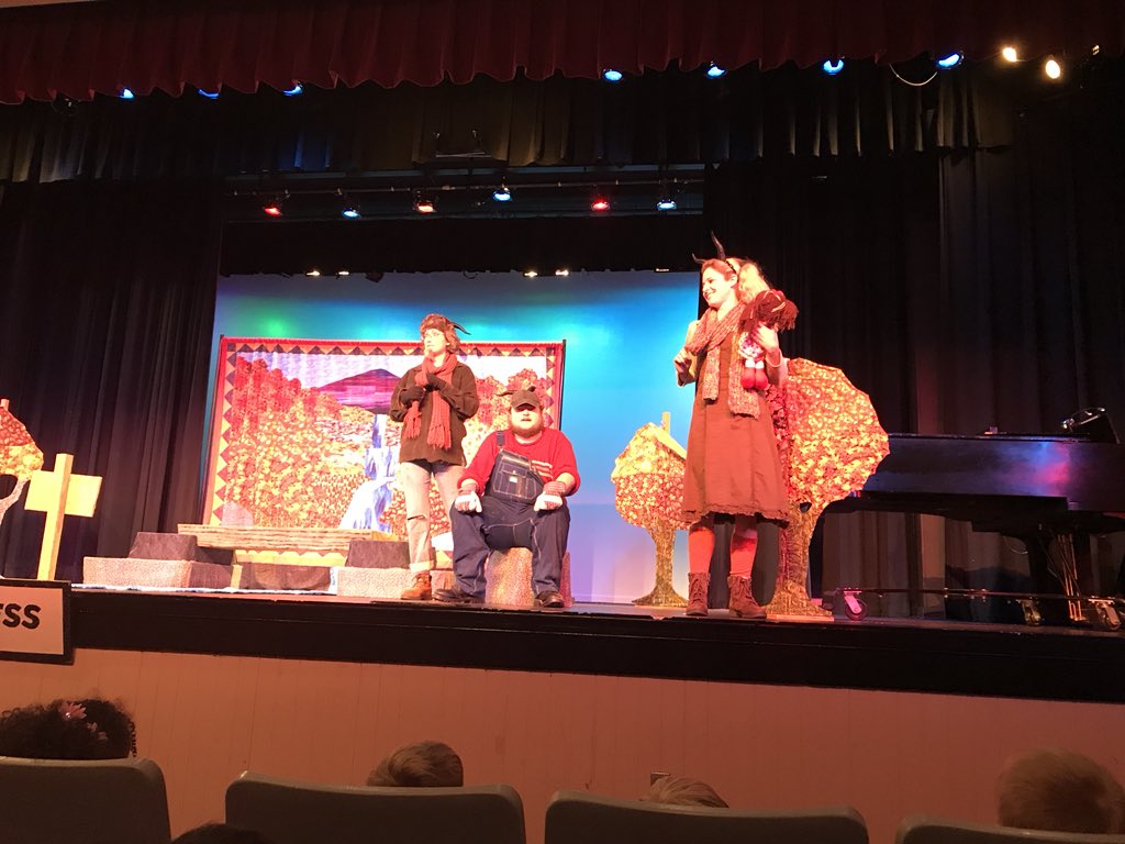 VESFirsties's tweet photo. @OperaCarolina definitely have captured our Firsties attention!! Thanks for the show! #ignitelearingbcps #ves_tigers https://t.co/cCLtnPnxEE