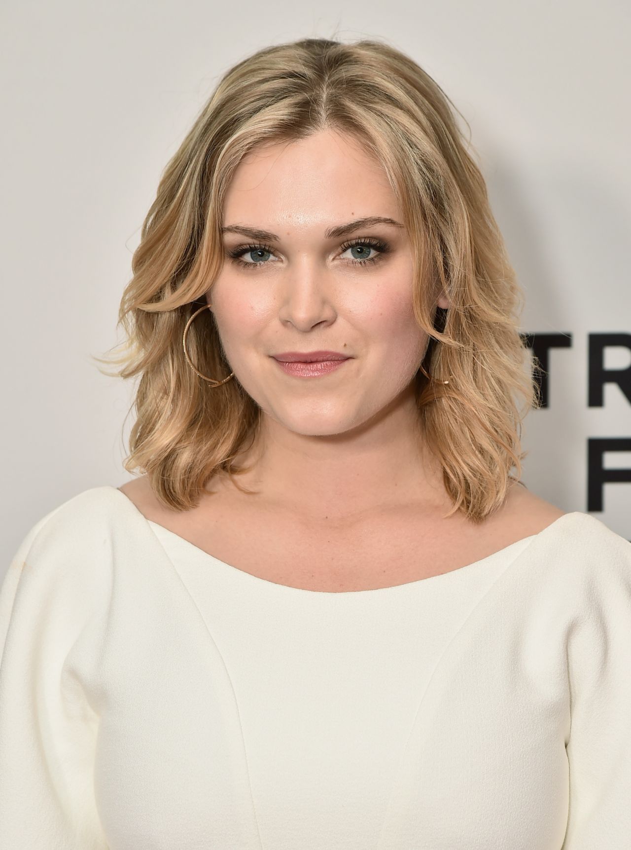 Muchas felicidades a Eliza Taylor por cumplir hoy 28 años, protagonista de Happy birthday 