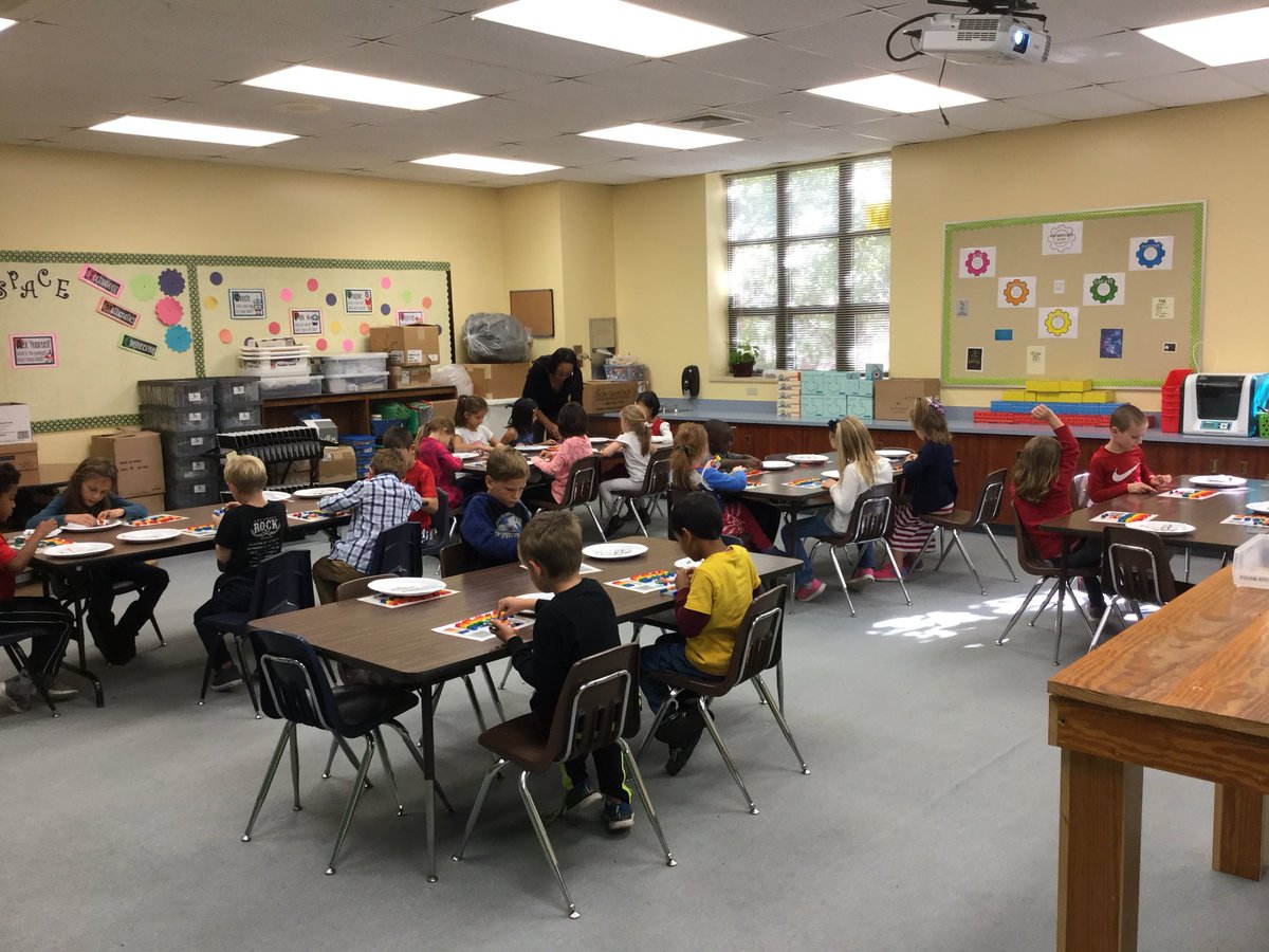 MrsRossMCE's tweet photo. Building symmetrical designs in the MakerSpace with @sstemmon https://t.co/Ee4cmbJvMX