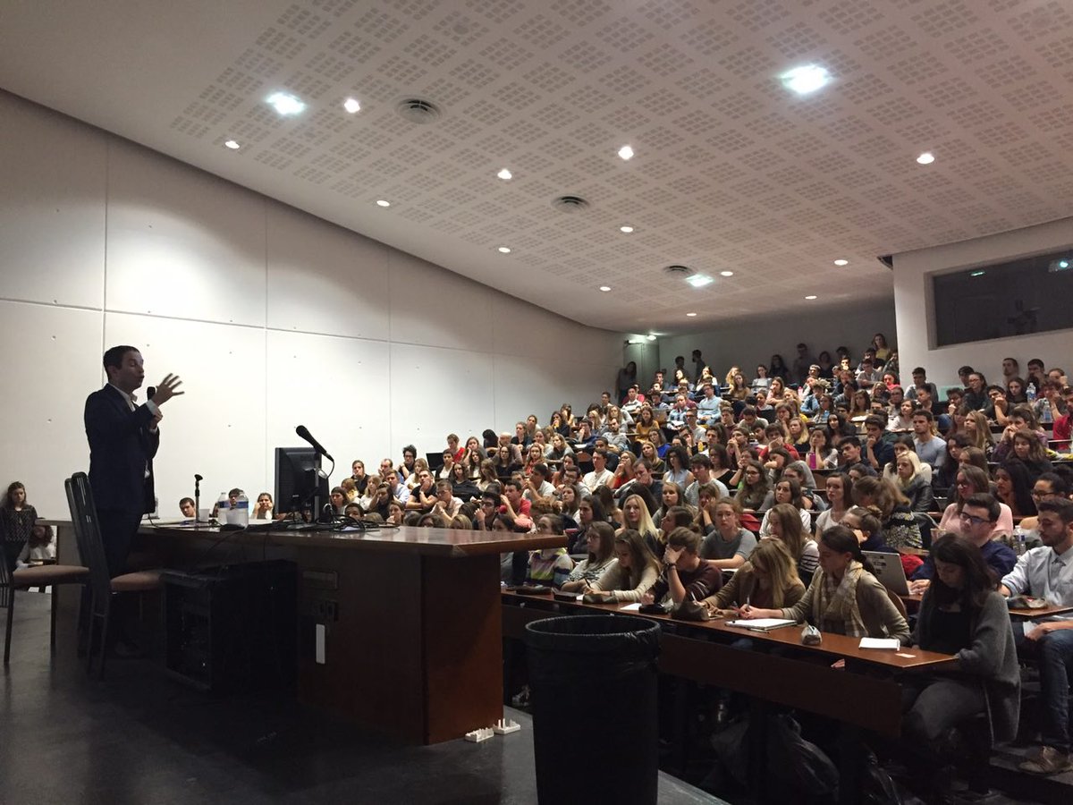 benoithamon's tweet photo. 400 étudiant.e.s à @Sc_Po_Rennes ce soir pour échanger sur le travail, le logement, l'éducation, le #RevenuUniversel. #M1717 https://t.co/8bO8Gav719