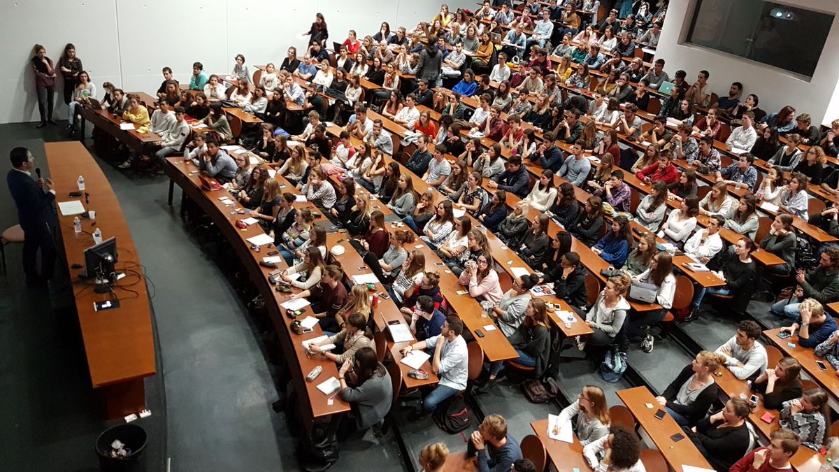 benoithamon's tweet photo. 400 étudiant.e.s à @Sc_Po_Rennes ce soir pour échanger sur le travail, le logement, l'éducation, le #RevenuUniversel. #M1717 https://t.co/8bO8Gav719