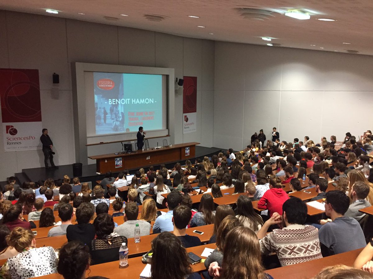 benoithamon's tweet photo. 400 étudiant.e.s à @Sc_Po_Rennes ce soir pour échanger sur le travail, le logement, l'éducation, le #RevenuUniversel. #M1717 https://t.co/8bO8Gav719