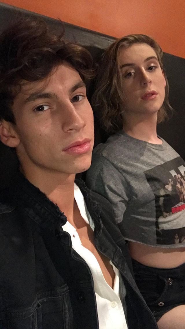 JackThatsofalse's tweet image. We get it, jack, you vape. And you have super cute friends.