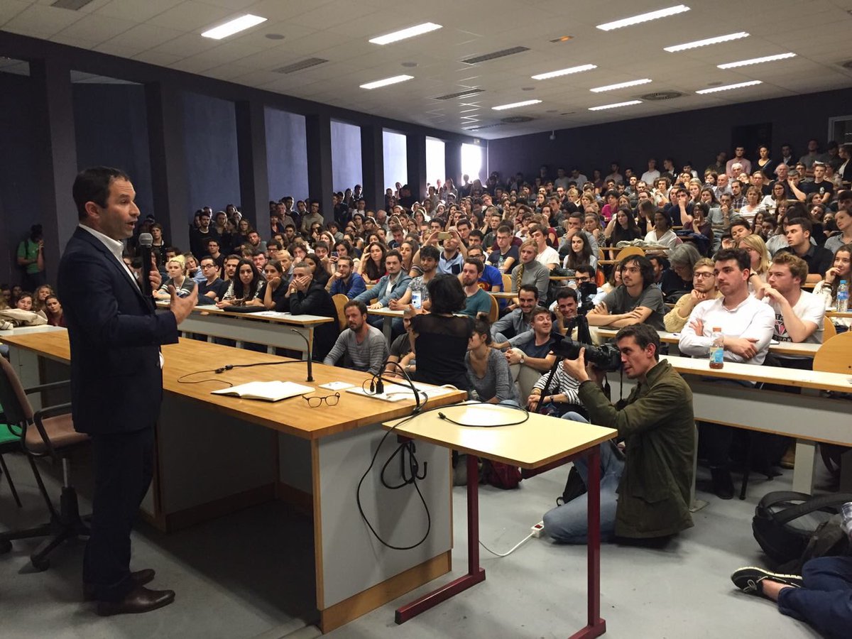 DeboutGauche's tweet photo. Très impressionnant, @benoithamon suscite un grand intérêt chez les étudiants, les amphis sont bondés pour l'entendre !
Prometteur tout ça 😉 https://t.co/5aa9GXanKv