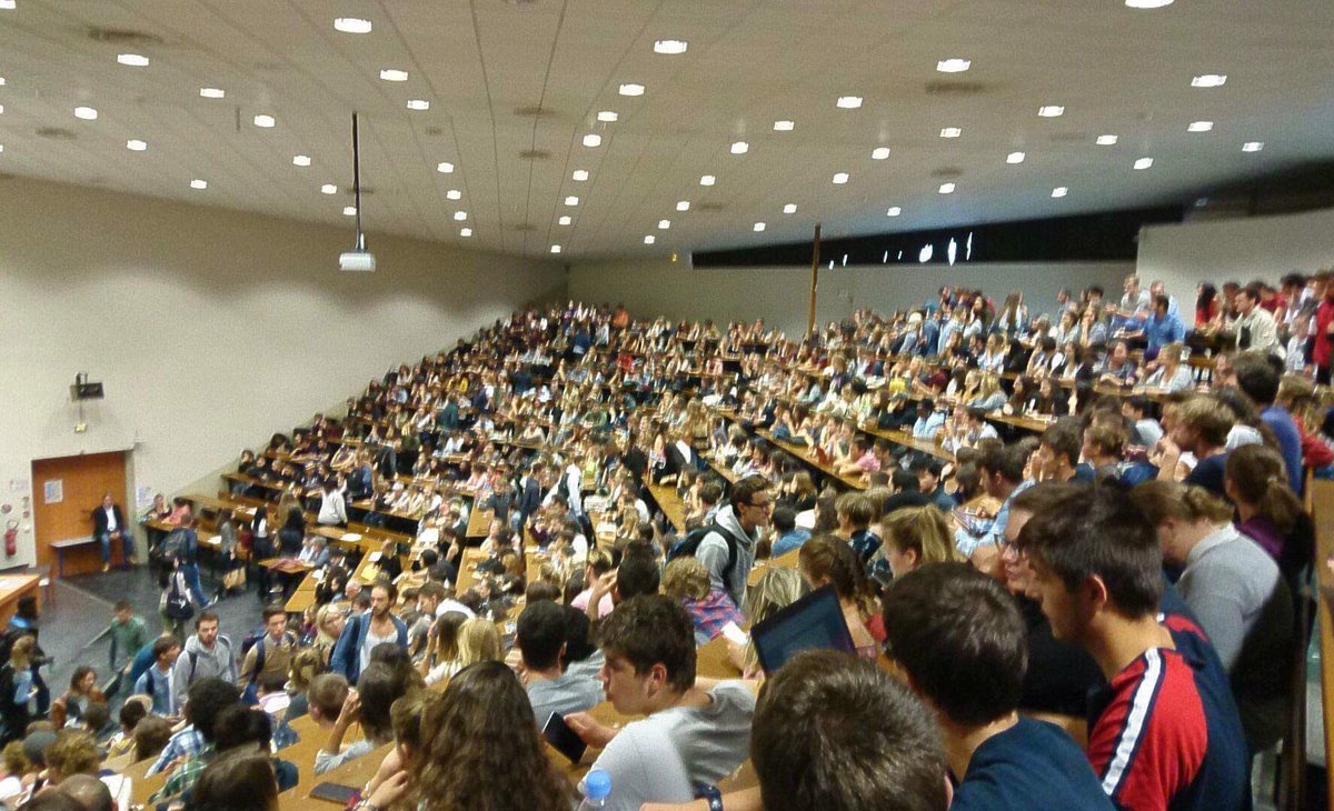 DeboutGauche's tweet photo. Très impressionnant, @benoithamon suscite un grand intérêt chez les étudiants, les amphis sont bondés pour l'entendre !
Prometteur tout ça 😉 https://t.co/5aa9GXanKv